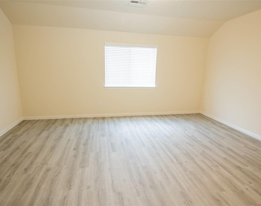 6239 Brenwood Circle - Photo Thumbnail 7