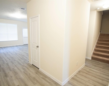 6239 Brenwood Circle - Photo Thumbnail 4