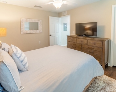 9521 Avellino Way - Photo Thumbnail 8