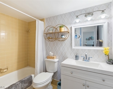 240 Palm Drive - Photo Thumbnail 3