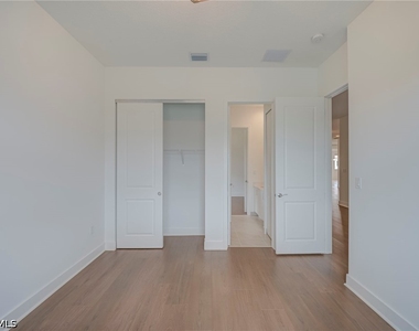 5114 Penella Avenue - Photo Thumbnail 32