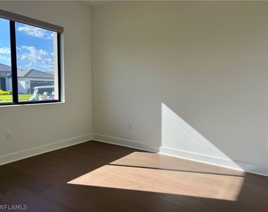 5114 Penella Avenue - Photo Thumbnail 13
