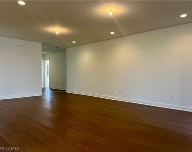 5114 Penella Avenue - Photo Thumbnail 8