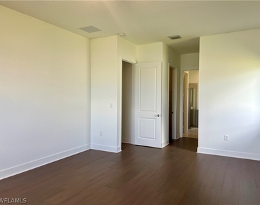 5114 Penella Avenue - Photo Thumbnail 10