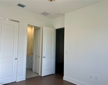 5114 Penella Avenue - Photo Thumbnail 14