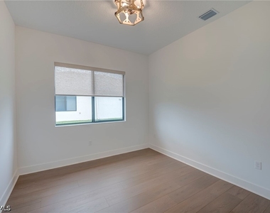 5114 Penella Avenue - Photo Thumbnail 34