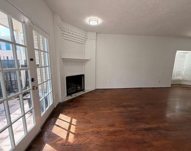 2220 Bering Drive - Photo Thumbnail 2