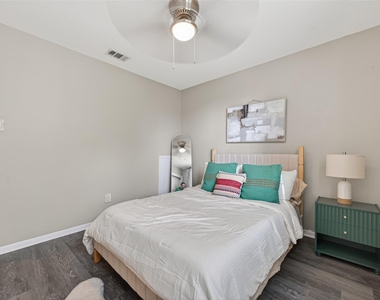 6635 Queensclub Drive - Photo Thumbnail 17