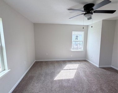 2915 Creston Drive - Photo Thumbnail 7