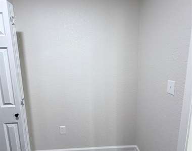 2915 Creston Drive - Photo Thumbnail 24