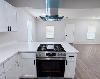 2915 Creston Drive - Photo Thumbnail 6
