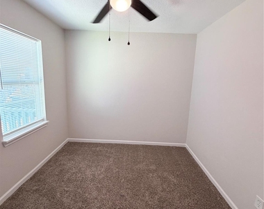 2915 Creston Drive - Photo Thumbnail 13