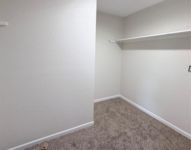 2915 Creston Drive - Photo Thumbnail 8