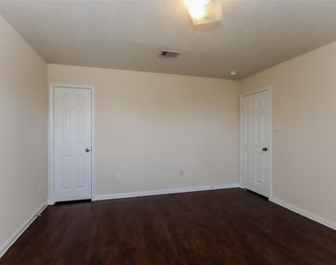 2435 Gibbs Bend Court - Photo Thumbnail 10