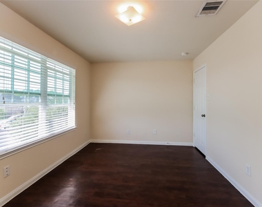 2435 Gibbs Bend Court - Photo Thumbnail 11