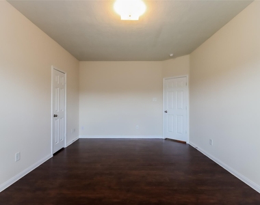 2435 Gibbs Bend Court - Photo Thumbnail 6