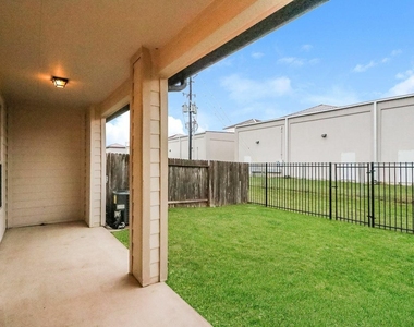 6222 Brenwood Circle - Photo Thumbnail 2