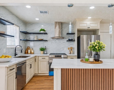 10042 Lazy Oaks Street - Photo Thumbnail 14