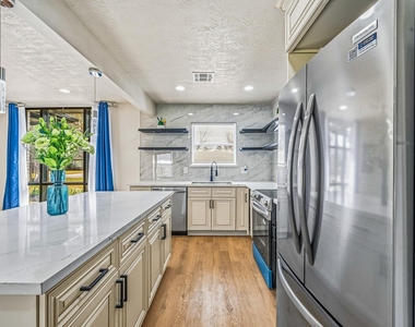 10042 Lazy Oaks Street - Photo Thumbnail 15