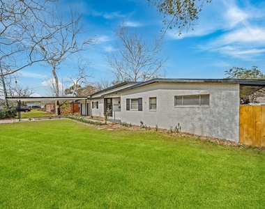 10042 Lazy Oaks Street - Photo Thumbnail 3