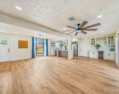 10042 Lazy Oaks Street - Photo Thumbnail 11
