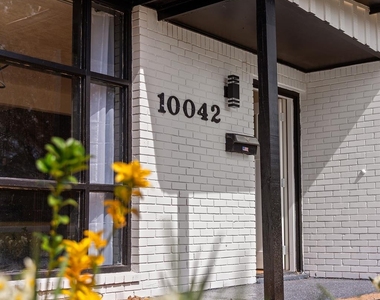 10042 Lazy Oaks Street - Photo Thumbnail 6