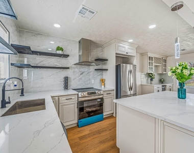 10042 Lazy Oaks Street - Photo Thumbnail 16