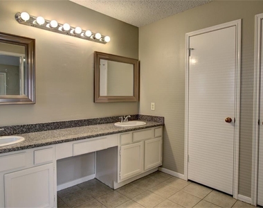 11 Cottage Grove Place - Photo Thumbnail 17