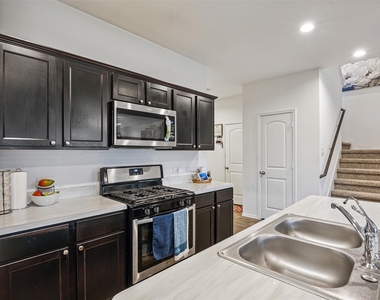 5102 Hedgerose Lane - Photo Thumbnail 8