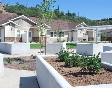 1039 E Saguaro Dr - Photo Thumbnail 5