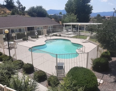 1039 E Saguaro Dr - Photo Thumbnail 3
