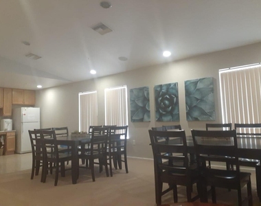 1039 E Saguaro Dr - Photo Thumbnail 9