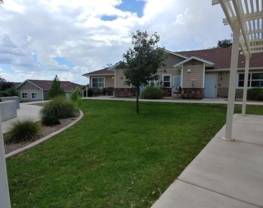 1039 E Saguaro Dr - Photo Thumbnail 2