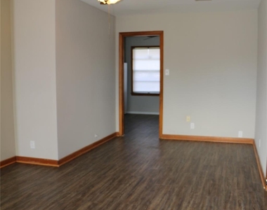 710 W 7th Street - Photo Thumbnail 3