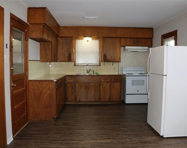 710 W 7th Street - Photo Thumbnail 18