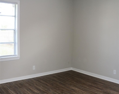 710 W 7th Street - Photo Thumbnail 4