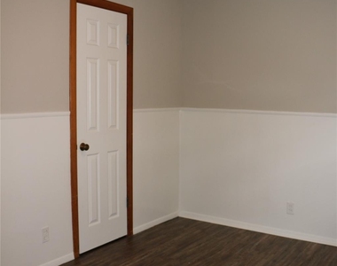 710 W 7th Street - Photo Thumbnail 11
