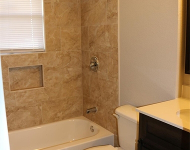 710 W 7th Street - Photo Thumbnail 5