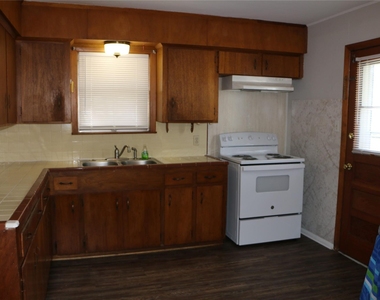 710 W 7th Street - Photo Thumbnail 14