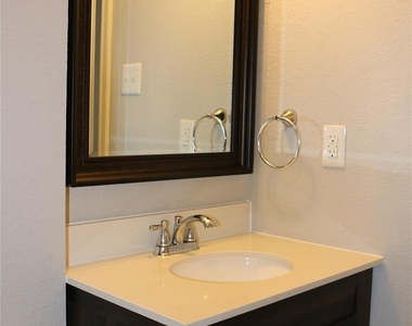 710 W 7th Street - Photo Thumbnail 7