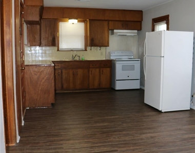 710 W 7th Street - Photo Thumbnail 13