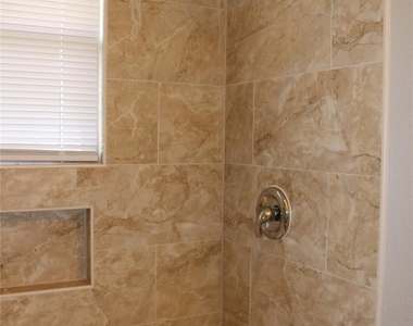 710 W 7th Street - Photo Thumbnail 6