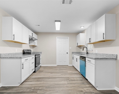 804 Avenue I - Photo Thumbnail 9