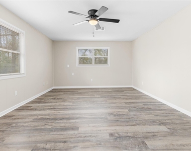 804 Avenue I - Photo Thumbnail 5