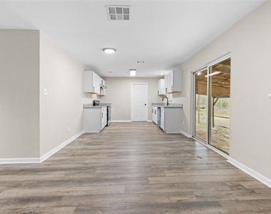 804 Avenue I - Photo Thumbnail 8