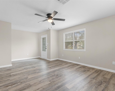 804 Avenue I - Photo Thumbnail 6