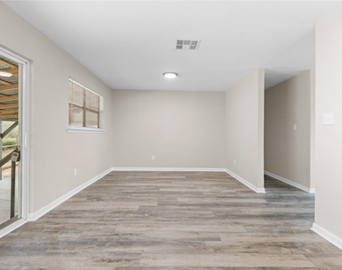 804 Avenue I - Photo Thumbnail 13