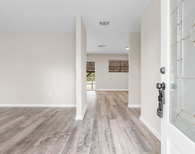 804 Avenue I - Photo Thumbnail 4