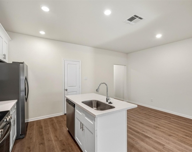 706 W Dallas - Photo Thumbnail 13