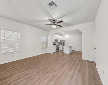 706 W Dallas - Photo Thumbnail 2